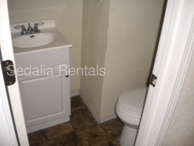 Building Photo - Large 4 bed, 2.5 bath pet friendly home