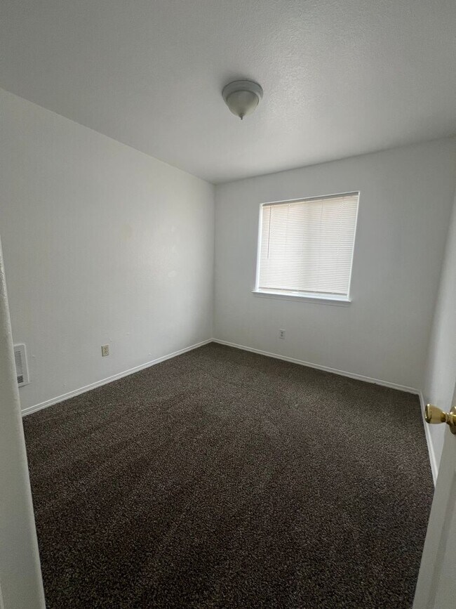 Foto del edificio - Newly Renovated 3 Bedroom, 1 Bathroom Home...
