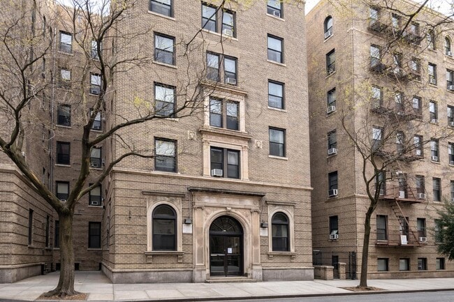 Building Photo - 105 Pinehurst Ave