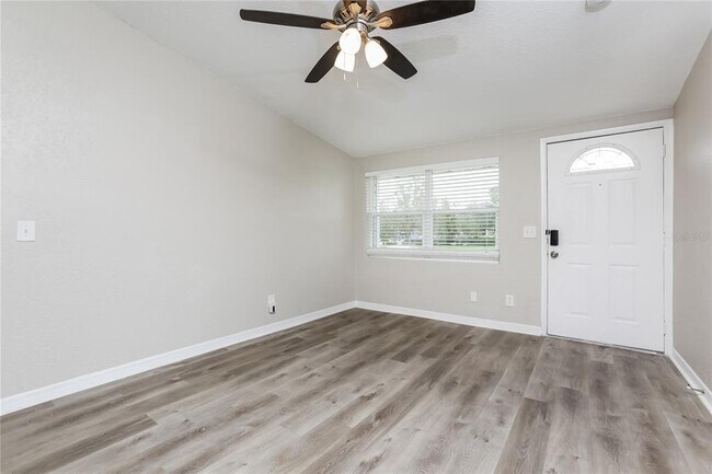 Foto del edificio - 2428 S Maple Ave