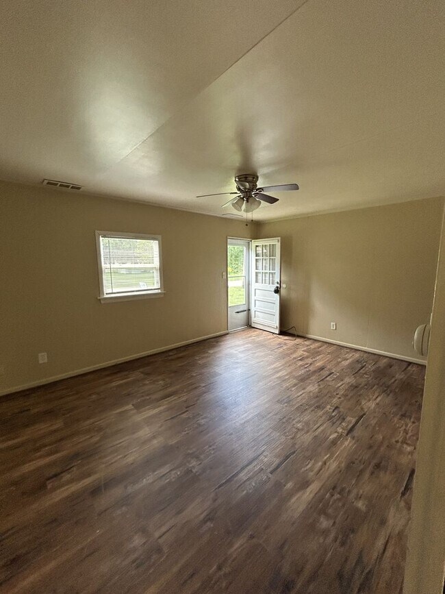 Building Photo - Two Bedroom Ranch Home