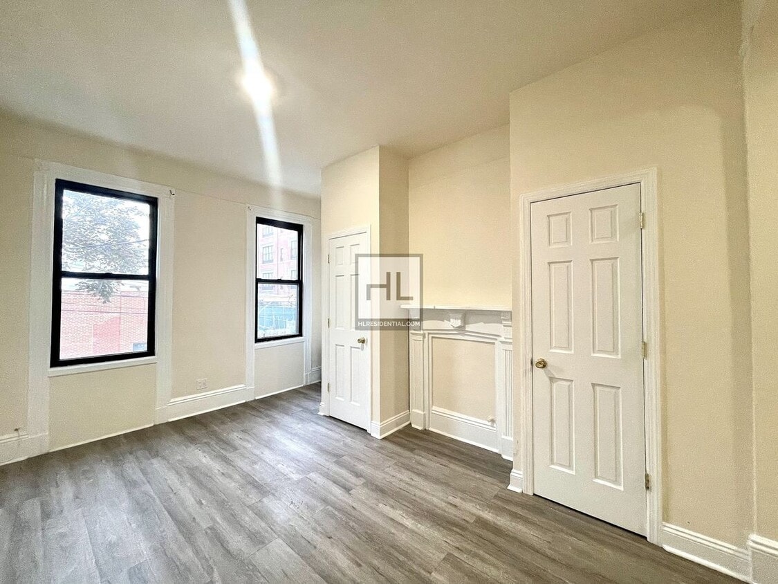 Foto principal - 51-28-51-35 35th St