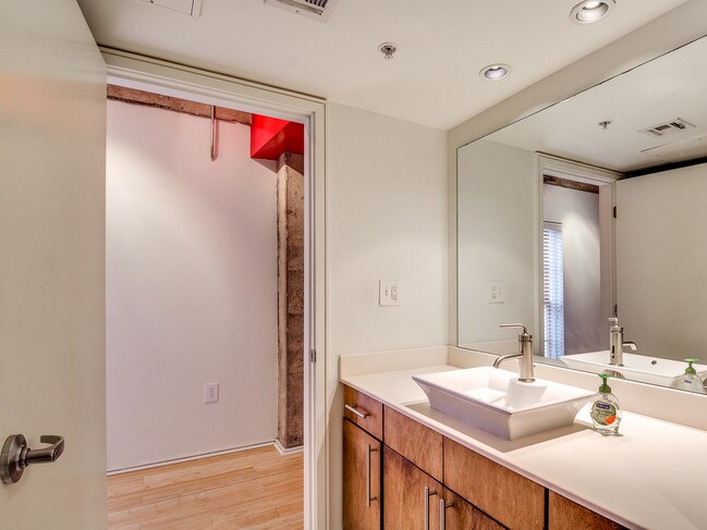 Foto del edificio - 1209 N Harvey Ave