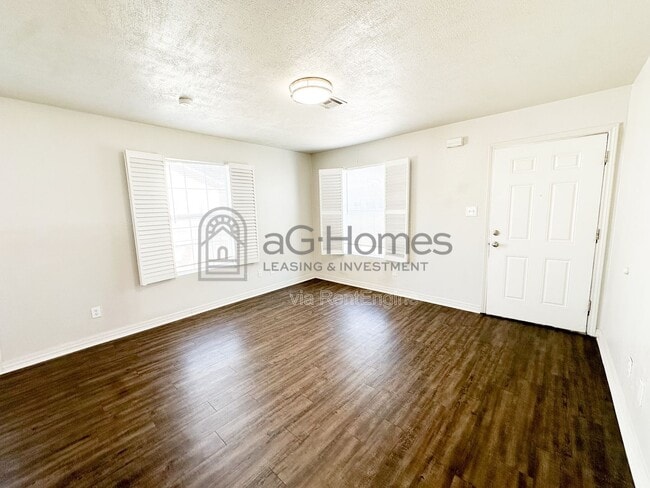 Building Photo - 5617 N Donald Ave