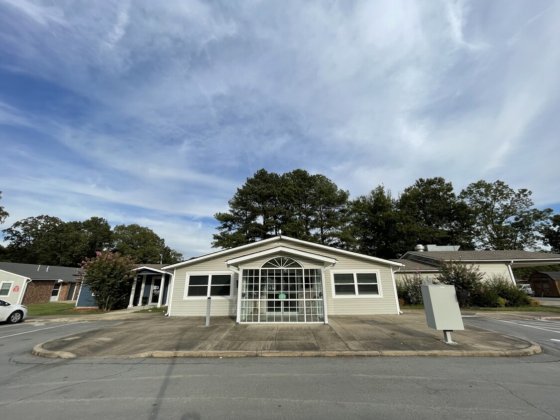 Primary Photo - Newberry Court Apartments