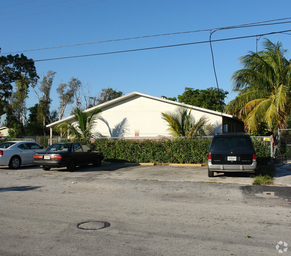 Building Photo - 1221 NE 6th Ave