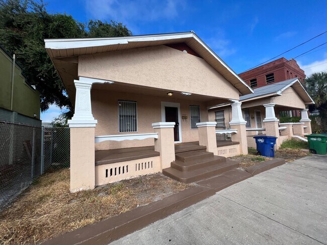 Foto del edificio - Historic Bungalow Close to Downtown