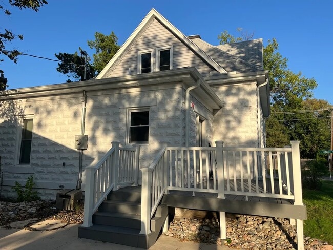 Building Photo - 326 S Oakdale Ave