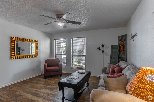 1BR, 1BA - 680SF - Living Room - Deerfield Village