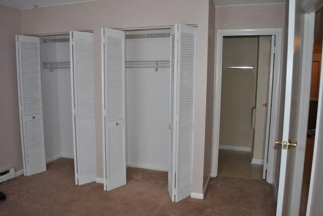 Building Photo - 475 Meadowview Dr