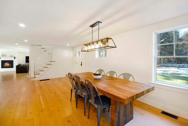 Foto del edificio - 136 Holden Wood Rd