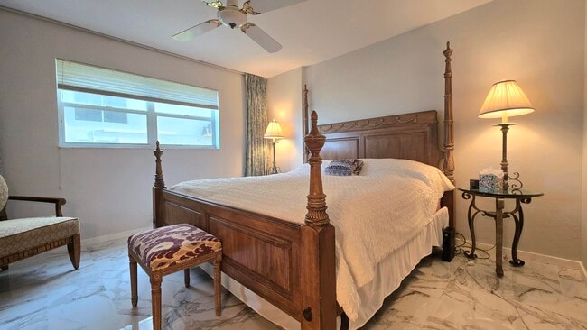 Building Photo - 1161 Hillsboro Mile