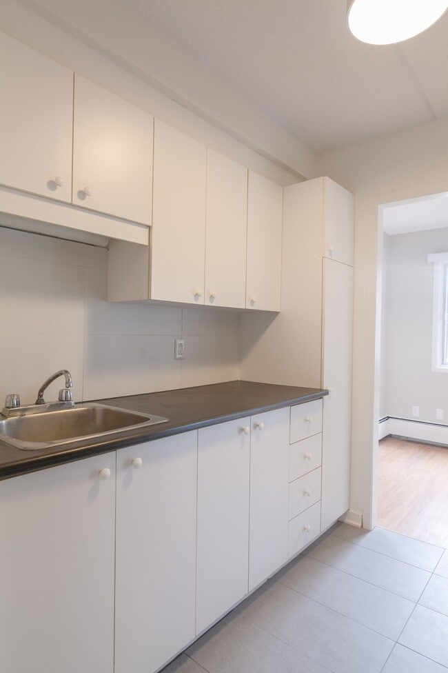 Building Photo - 705 Boulevard Churchill