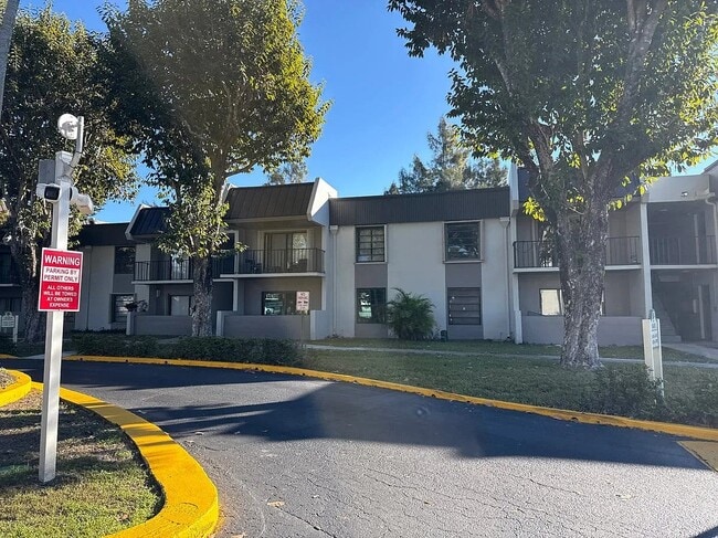 Edificio - 10403 N Kendall Dr