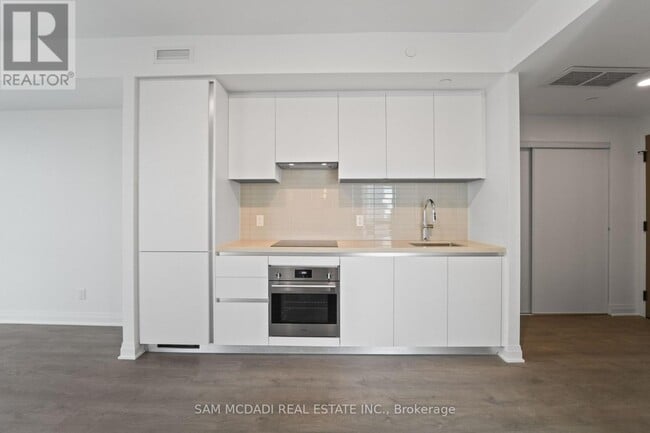 Photo du bâtiment - 4015 The Exchange