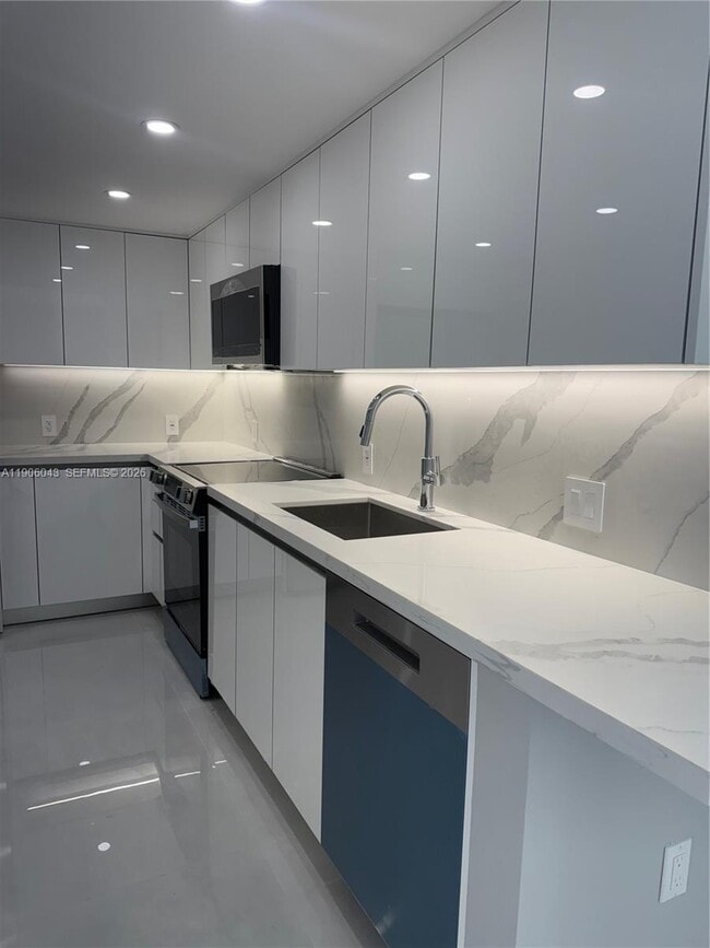 Building Photo - 3675 N Country Club Dr