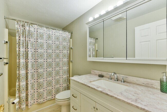 Building Photo - 44 Elm St