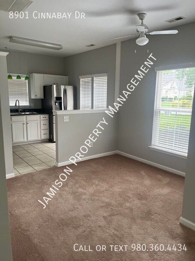 Foto del edificio - 8901 Cinnabay Dr