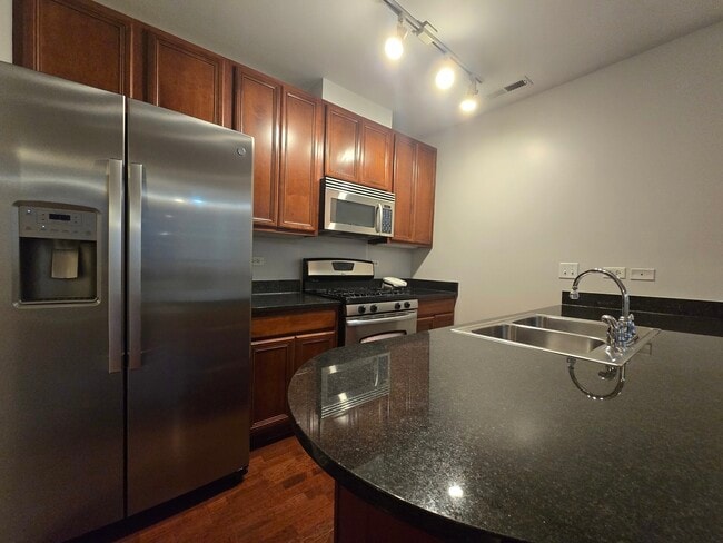 Building Photo - 1752 W Maypole Ave