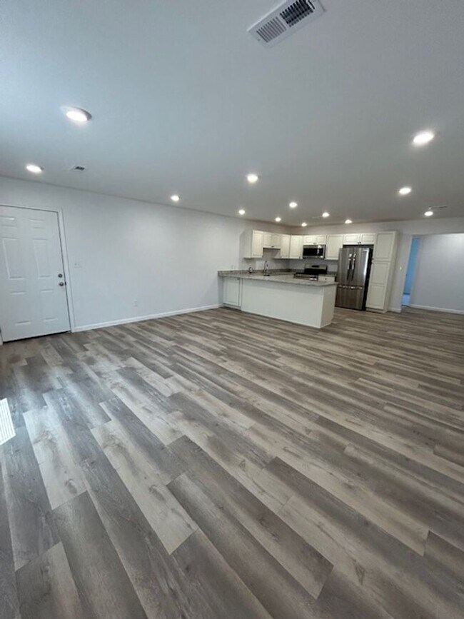 Foto del edificio - Duplexes Now Available!