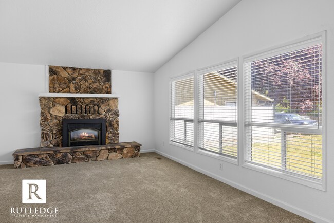 Foto del edificio - 4 Bedrooms - 2 1/2 Baths - South Medford Living