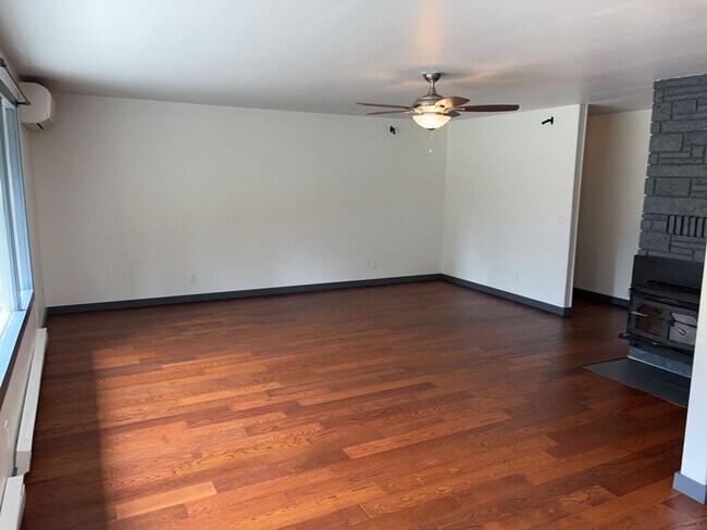 Foto del edificio - Wonderful Spacious 3-Bedroom 3 Bath with Over an Acre of Land with a Private Gate!