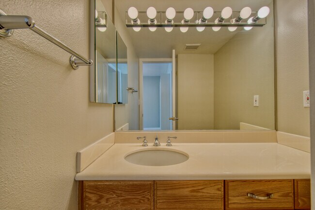 Foto del edificio - 14101 Dickens St