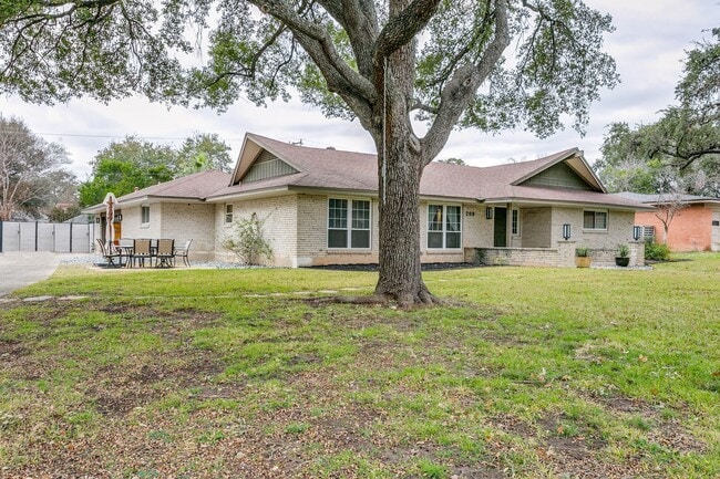 Building Photo - GORGEOUS, RENOVATED 4-BEDROOM HOME IN CASTLE HILLS
