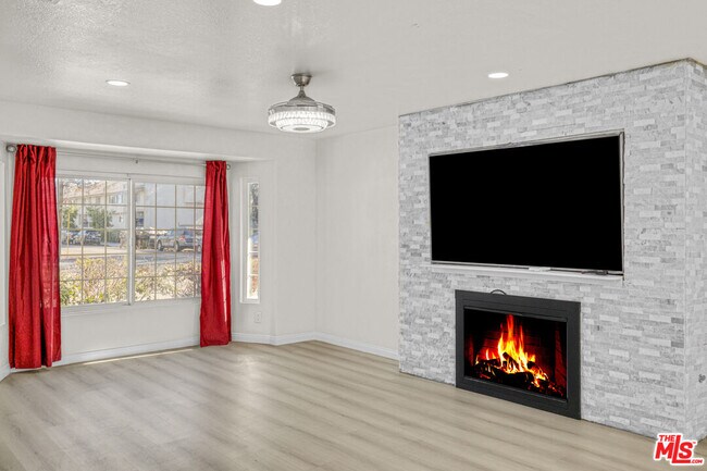 Foto del edificio - 7701 Baird Ave