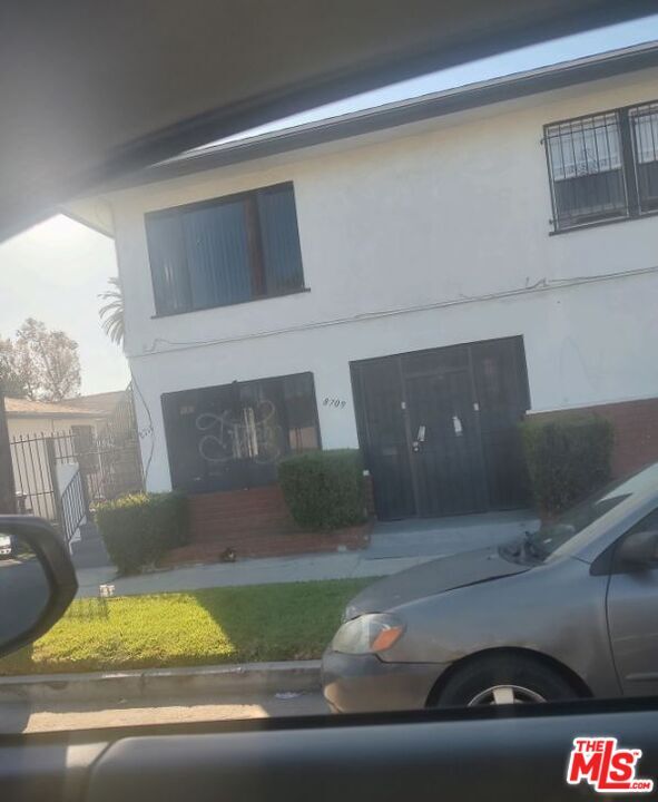 Foto principal - 859 E 87th Pl