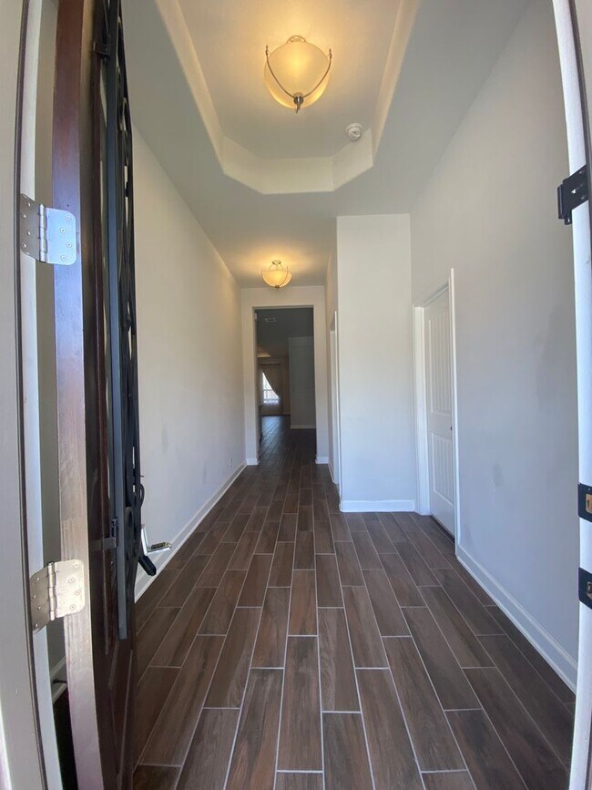 Building Photo - Gorgeous 4 bedroom/3bath located in Fische...
