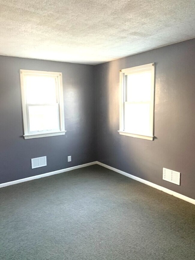Building Photo - 3 Bedroom Ranch in Madison