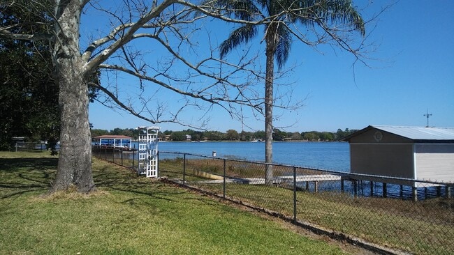 Foto del edificio - 7429 Lake Dr