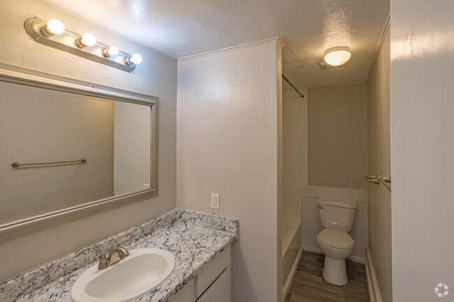 2 habitaciones, 1 baño, 870 pies cuadrados de baño - Christopher Place Apartments