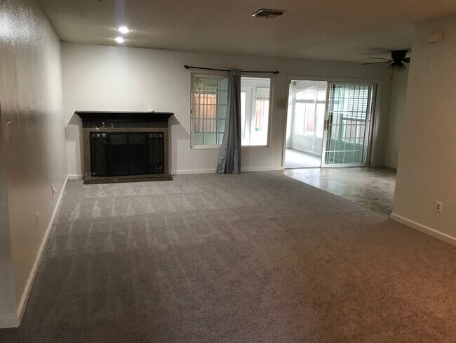 Sala de estar - 1560 McDermott Dr