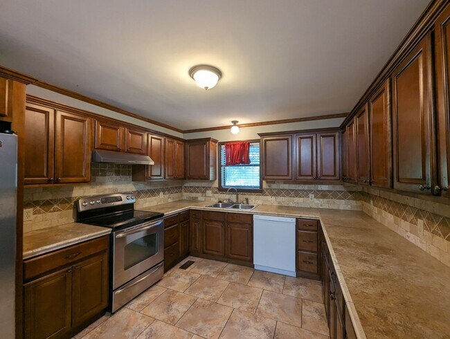 Building Photo - Luxurious 3/2 Next to the Golf Course and ...