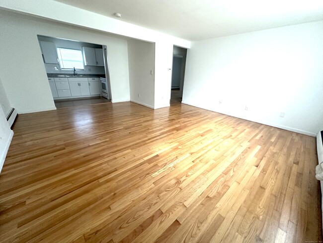 Foto del edificio - 14 Colonial Dr