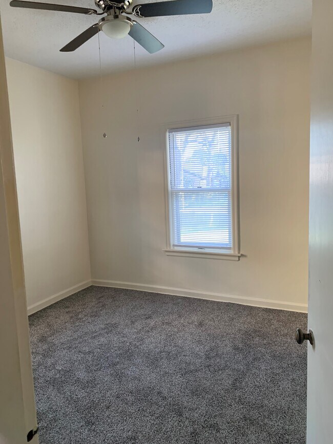 Bedroom with ceiling fan - 370 S State St