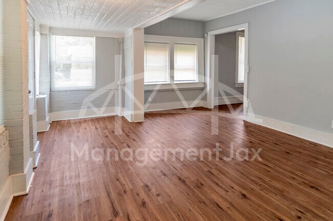 Foto del edificio - 1044 W 28th St