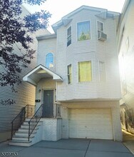 Building Photo - 447 S 18th St