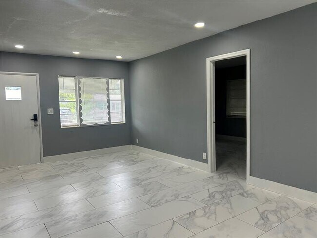 Foto del edificio - 2218 Roosevelt St