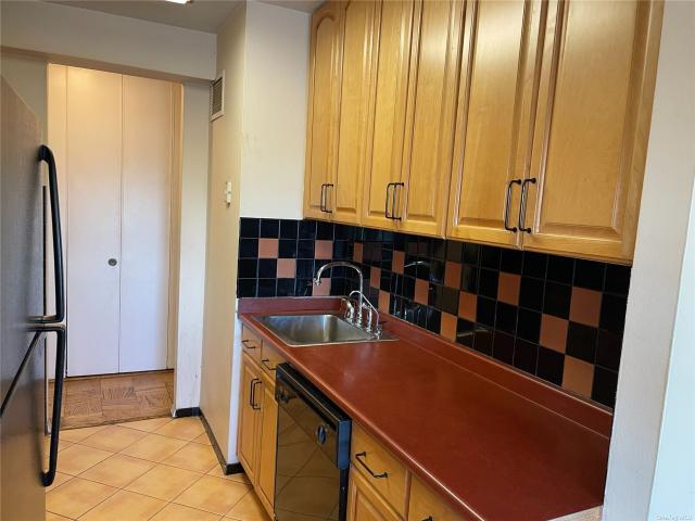 Foto del edificio - 2 bedroom in Forest Hills NY 11375