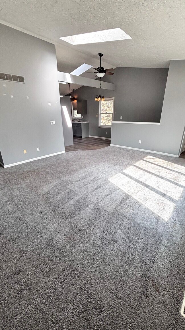 Foto del edificio - 3420 Parkwood Dr