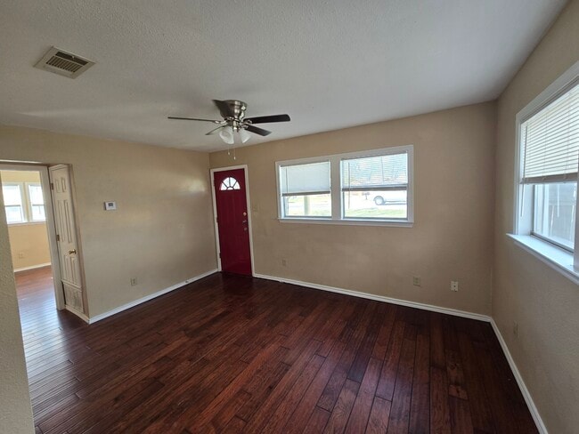 Living room - 505 Veterans Ave