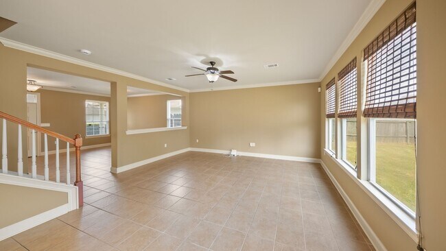 Building Photo - 3 Bedroom home with a Bonus area! Sits on ...