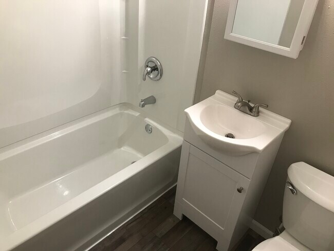 baño renovado - 816 S Glendale Ave