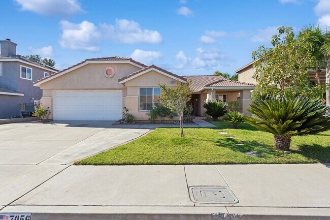 Building Photo - Nestled in the Heart of Fontana!