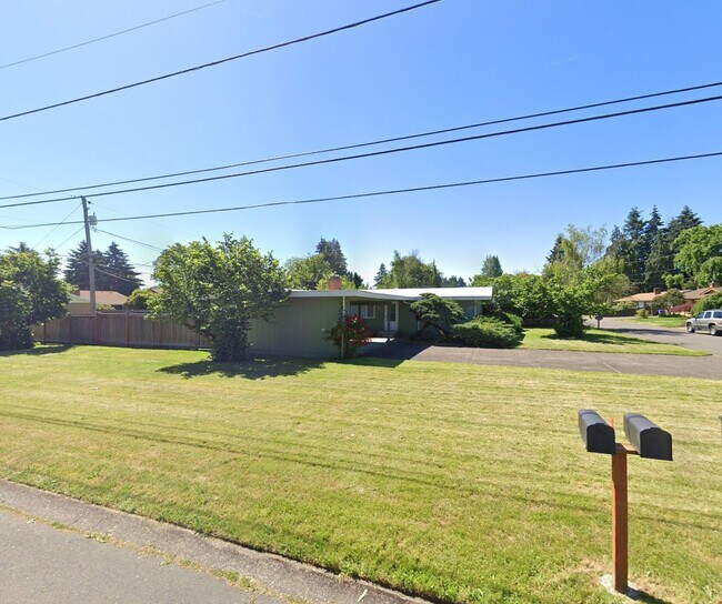 Foto del edificio - 2 Bedroom 1 Bathroom Home with a Backyard!