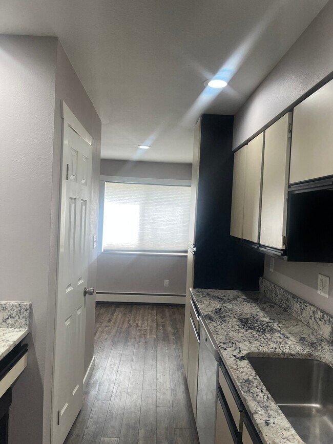 Foto del edificio - 2600 Parklake Ct