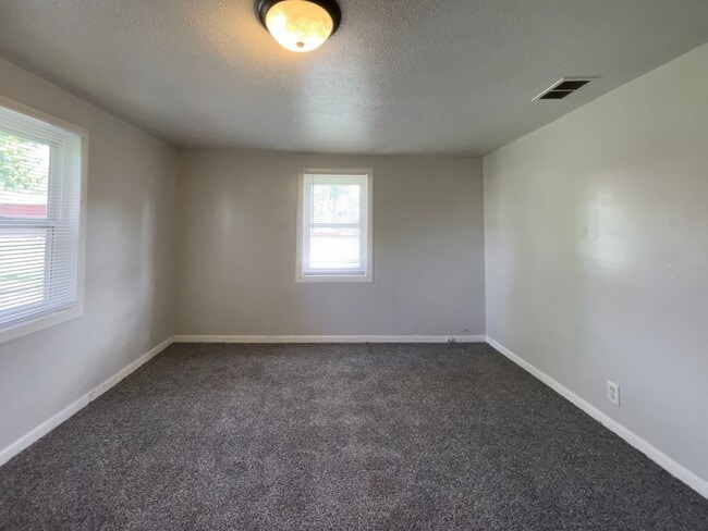 Building Photo - 1521 E Kirby Ave